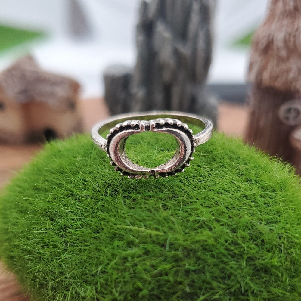 Twin‎ Crescent Ring Size 5 R812